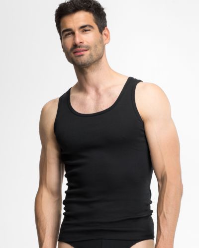 Model trägt Herren Achselhemd in schwarz aus der Serie Classic, Ansicht von vorne.