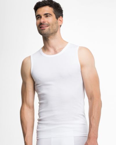 Model trägt Herren Muskelshirt in weiß aus der Serie Classic, Ansicht von vorne.