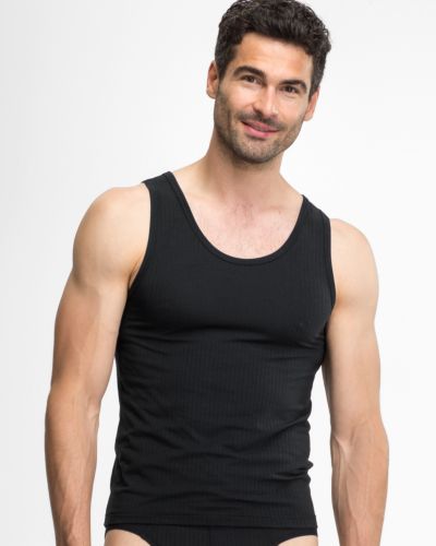 Model trägt Herren Achselhemd in schwarz aus der Serie sky.line, Ansicht von vorne.