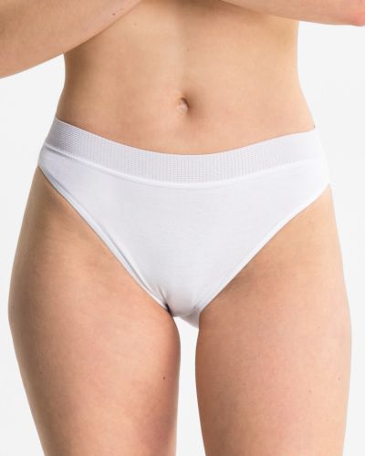 Model trägt Jazzpant in weiß aus der Serie Britta, Ansicht von vorne.