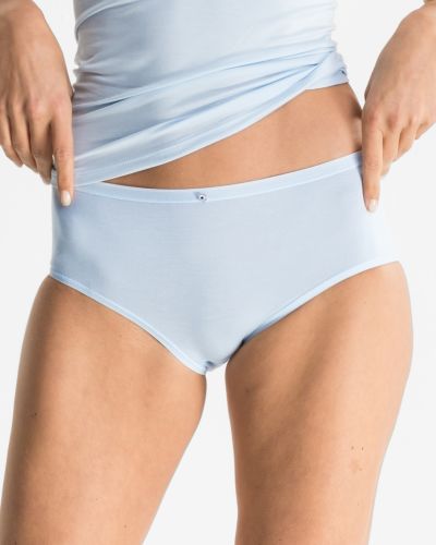 Model trägt Midislip in aquamarin aus der Serie Sensuelle, Ansicht von vorne.