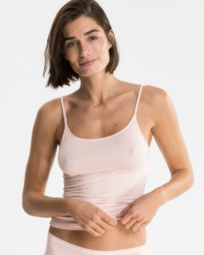 Model trägt Hemd in lychee aus der Serie Sensuelle, Ansicht von vorne.