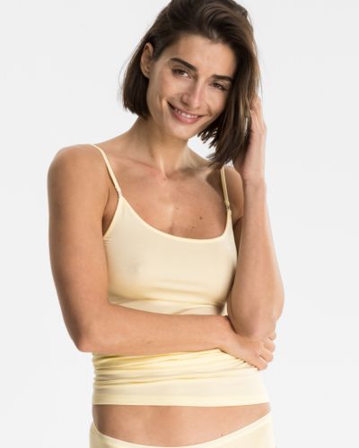 Model trägt Hemd in zitrone aus der Serie Sensuelle, Ansicht von vorne.