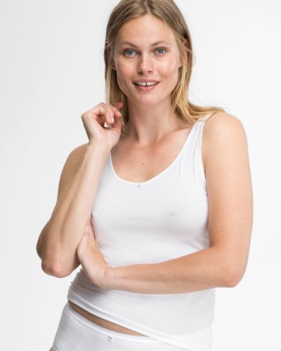 Model trägt Achselhemd in weiß aus der Serie Sensuelle, Ansicht von vorne.