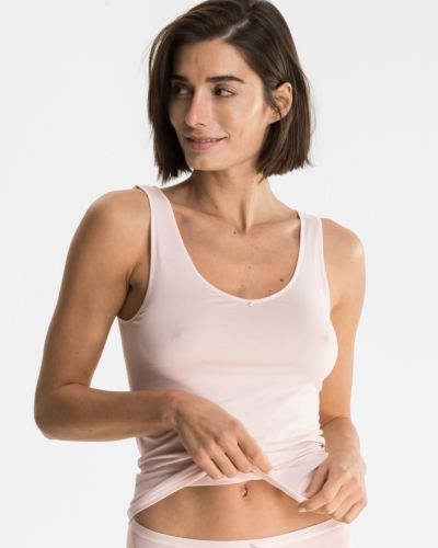 Model trägt Achselhemd in lychee aus der Serie Sensuelle, Ansicht von vorne.