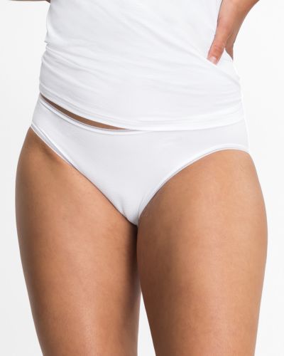 Model trägt Minislip in weiß aus der Serie Magic look, Ansicht von vorne.