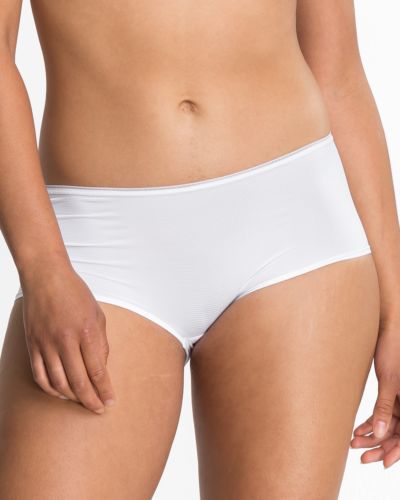 Model trägt Pant in weiß aus der Serie Magic look, Ansicht von vorne.