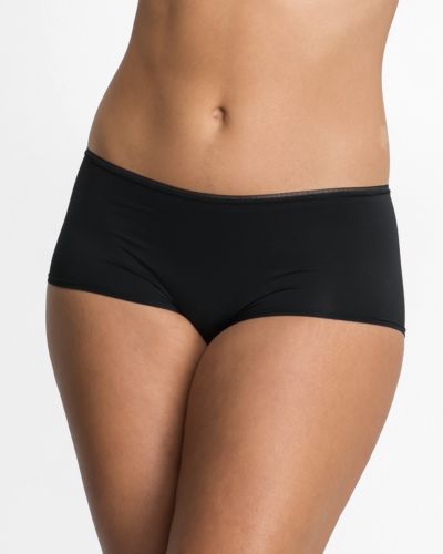 Model trägt Pant in schwarz aus der Serie Magic look, Ansicht von vorne.