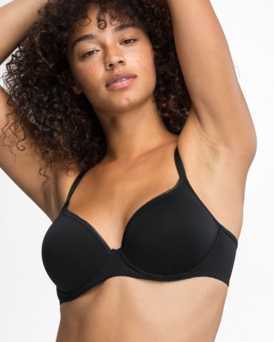 Model trägt Schalen BH mit Bügel in schwarz aus der Serie Magic look, Ansicht von vorne.