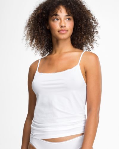 Model trägt Hemd in weiß aus der Serie Magic look, Ansicht von vorne.