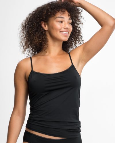 Model trägt Hemd in schwarz aus der Serie Magic look, Ansicht von vorne.