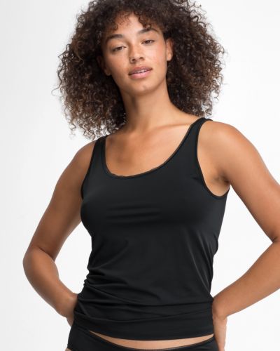 Model trägt Achselhemd in schwarz aus der Serie Magic look, Ansicht von vorne.