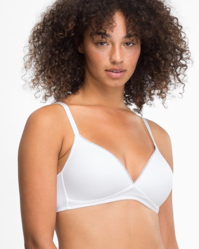 Model trägt Schalen BH Triangle in weiß aus der Serie Magic look, Ansicht von vorne.