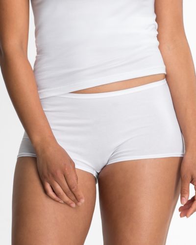 Model trägt Pant in off white aus der Serie Natural Beauty, Ansicht von vorne.