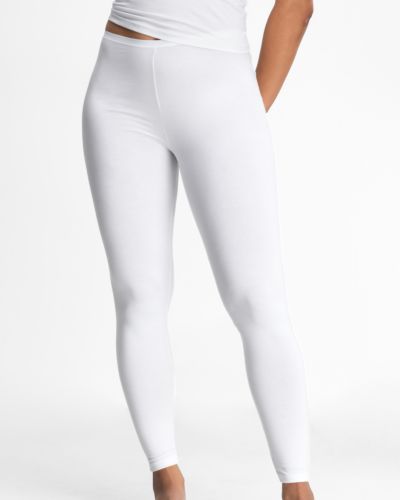 Model trägt Lange Hose in off white aus der Serie Natural Beauty, Ansicht von vorne.
