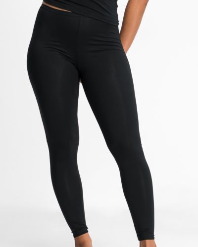 Model trägt Lange Hose in schwarz aus der Serie Natural Beauty, Ansicht von vorne.