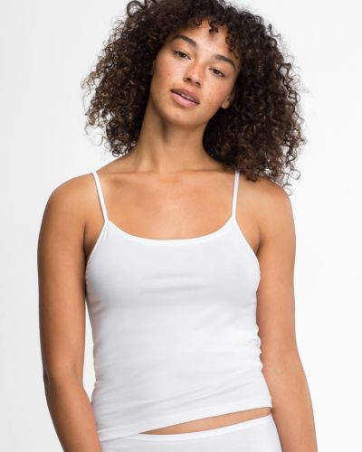 Model trägt Spaghettitop in off white aus der Serie Natural Beauty, Ansicht von vorne.