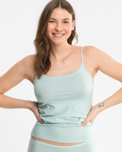 Model trägt Spaghettitop in minze aus der Serie Natural Beauty, Ansicht von vorne.