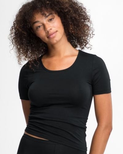 Model trägt Shirt 1/4 Arm in schwarz aus der Serie Natural Beauty, Ansicht von vorne.