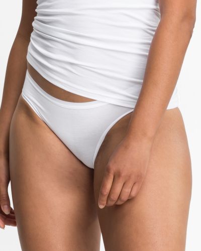 Model trägt Minislip in weiß aus der Serie Take two, Ansicht von vorne.