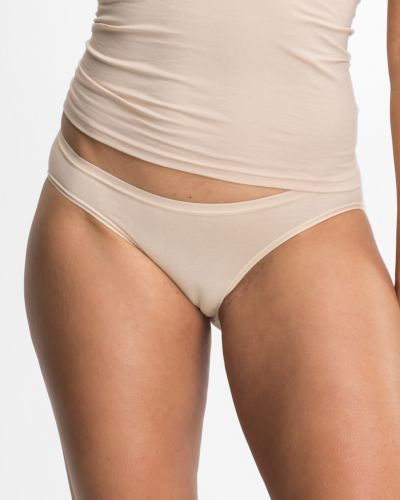 Model trägt Minislip in honey aus der Serie Take two, Ansicht von vorne.