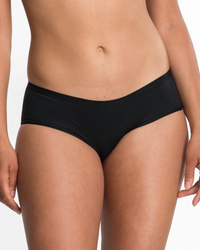 Model trägt Low Hip in schwarz aus der Serie Take two, Ansicht von vorne.