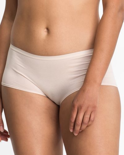 Model trägt Pant in honey aus der Serie Take two, Ansicht von vorne.