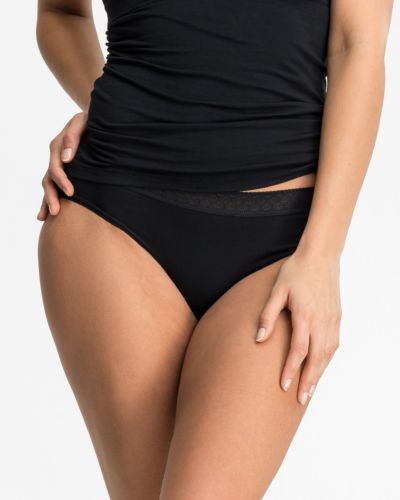 Model trägt Bikinislip in schwarz aus der Serie Feelin'fine, Ansicht von vorne.
