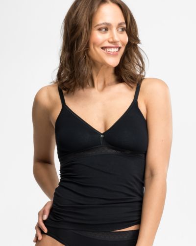 Model trägt BH Hemd gemoldet in schwarz aus der Serie Feelin'fine, Ansicht von vorne.