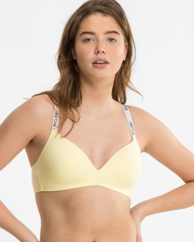 Model trägt Schalen BH non wired in zitrone aus der Serie Logo Lover, Ansicht von vorne.