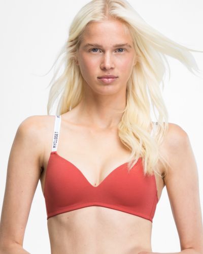 Model trägt Schalen BH non wired in pepper aus der Serie Logo Lover, Ansicht von vorne.