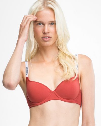 Model trägt T-Shirt BH mit Schalen in pepper aus der Serie Logo Lover, Ansicht von vorne.