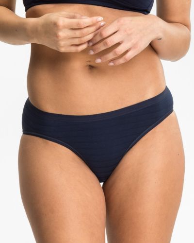 Model trägt Bikinislip in blueberry aus der Serie Cotton&More, Ansicht von vorne.