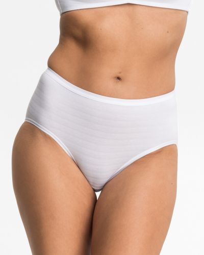 Model trägt Midislip in weiß aus der Serie Cotton&More, Ansicht von vorne.