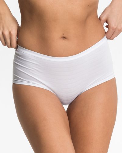 Model trägt Pant in weiß aus der Serie Cotton&More, Ansicht von vorne.