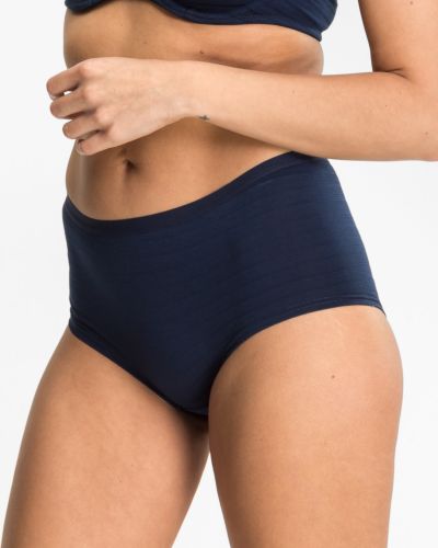 Model trägt Pant in blueberry aus der Serie Cotton&More, Ansicht von vorne.