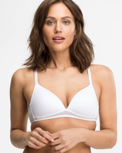 Model trägt Schalen BH Triangle in weiß aus der Serie Cotton&More, Ansicht von vorne.