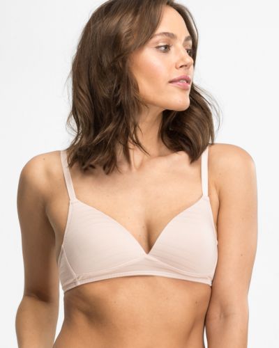 Model trägt Schalen BH Triangle in honey aus der Serie Cotton&More, Ansicht von vorne.