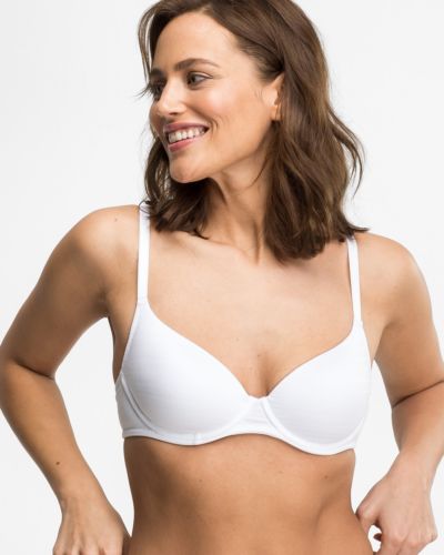 Model trägt Schalen BH mit Bügel in weiß aus der Serie Cotton&More, Ansicht von vorne.