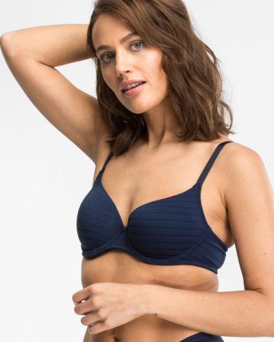 Model trägt Schalen BH mit Bügel in blueberry aus der Serie Cotton&More, Ansicht von vorne.