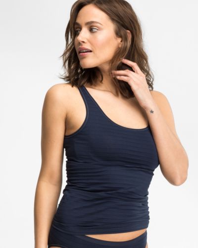 Model trägt Achselhemd in blueberry aus der Serie Cotton&More, Ansicht von vorne.