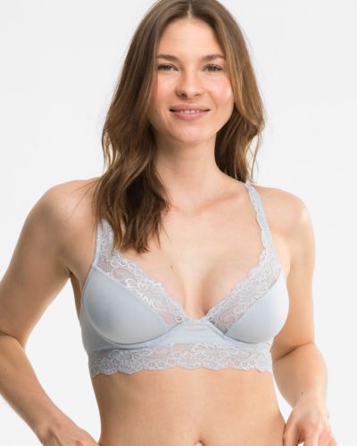 Model trägt Bügel BH Longline in silbergrau aus der Serie Sensuelle Lace, Ansicht von vorne.