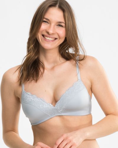 Model trägt Schalen BH non wired in silbergrau aus der Serie Sensuelle Lace, Ansicht von vorne.
