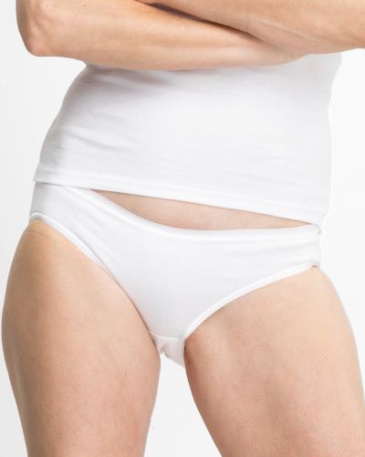 Model trägt Minislip in weiß aus der Serie Silke, Ansicht von vorne.