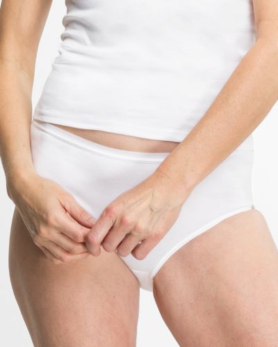 Model trägt Maxislip in weiß aus der Serie Silke, Ansicht von vorne.