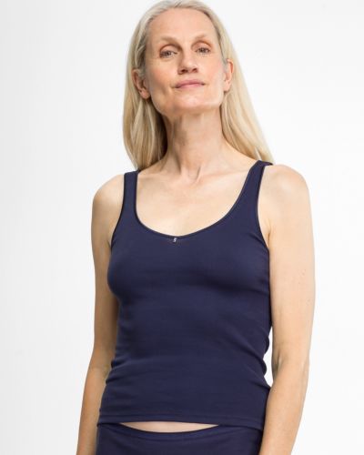 Model trägt Maxislip in blueberry aus der Serie Silke, Ansicht von vorne.