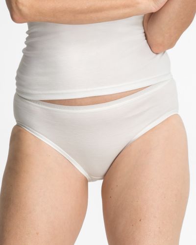 Model trägt Hüftslip in elfenbein aus der Serie Sofia, Ansicht von vorne.