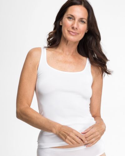 Model trägt Trägerhemd in weiß aus der Serie Selma, Ansicht von vorne.