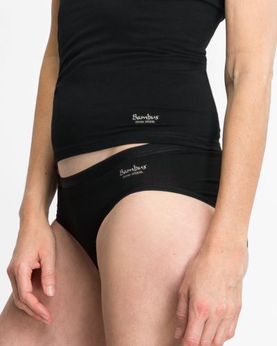 Model trägt Minislip in schwarz aus der Serie Swenja, Ansicht von vorne.