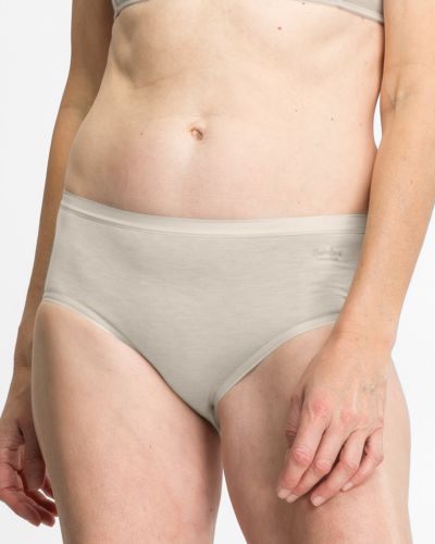 Model trägt Midislip in ginger mélé aus der Serie Swenja, Ansicht von vorne.